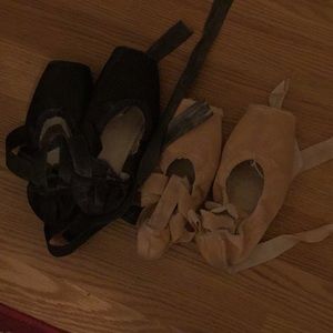 2 pairs of pionte shoes for decorating